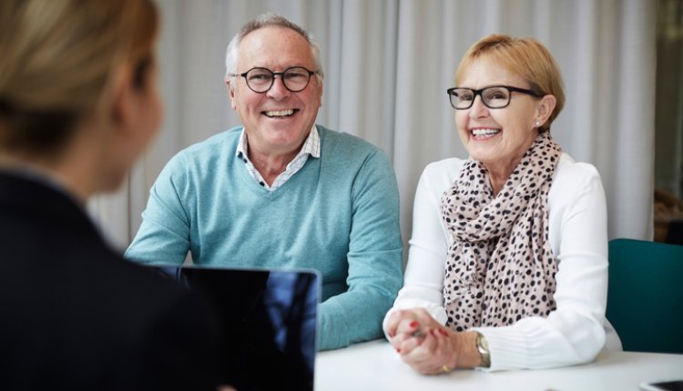 Koppel bezig met geldzaken
