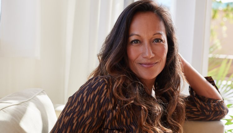 Mooie vrouw op de bank