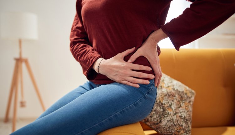 oudere vrouw met pijn aan heup