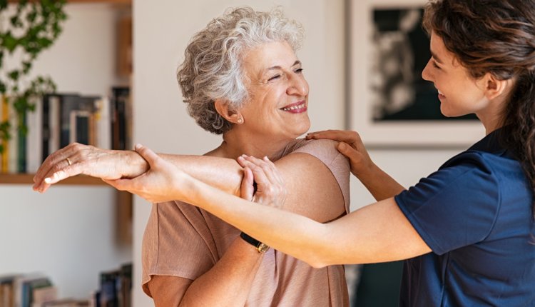 oudere vrouw krijgt fysiotherapie