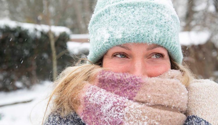 Vrouw in de koude winter buiten 
