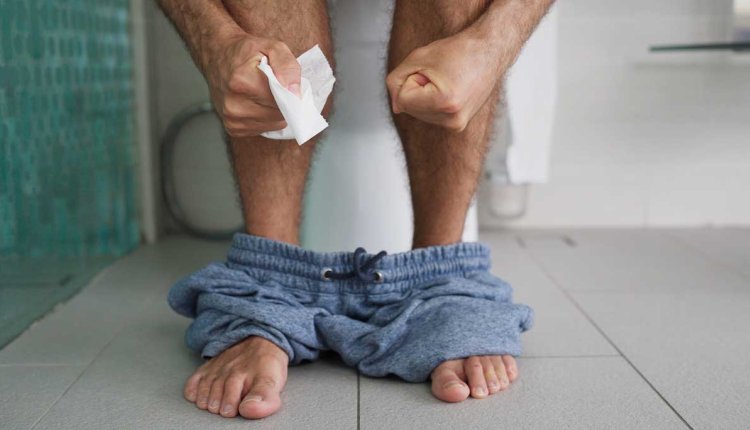 Man zit op het toilet met obstipatie