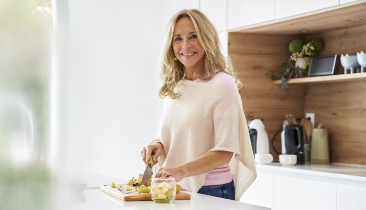 oudere vrouw eet gezond