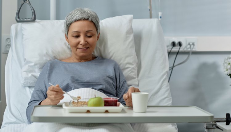 zieke vrouw eet gezond