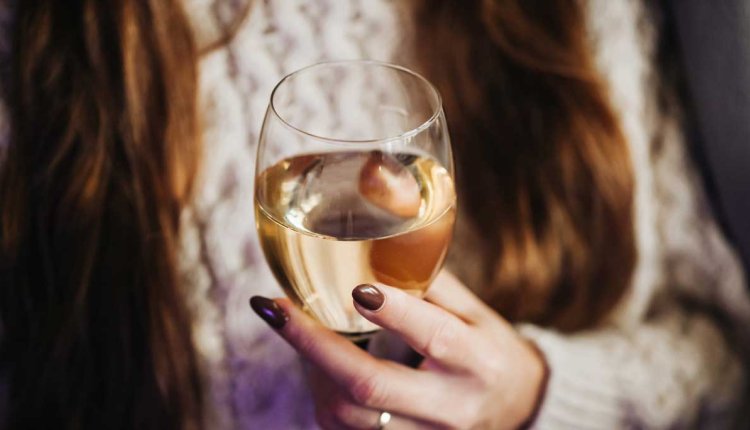 Vrouw met glas wijn in de hand