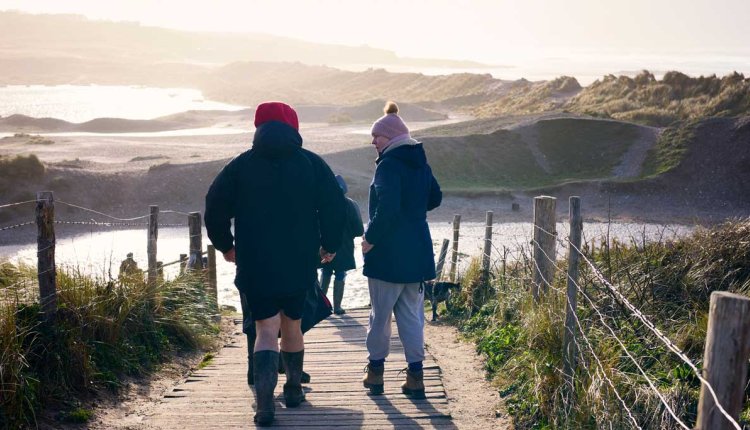 Wandelen in de winterkou langs het strand