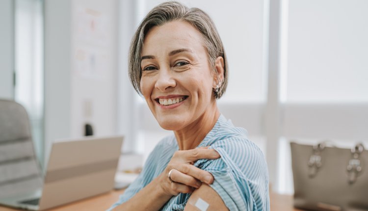 oudere vrouw is gevaccineerd
