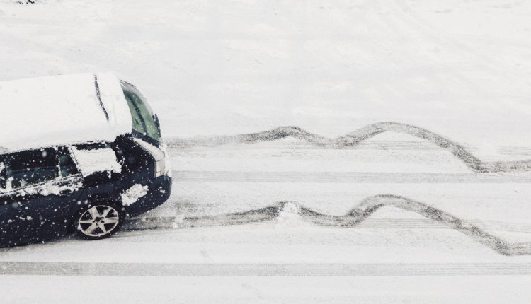 auto in de slip in de sneeuw