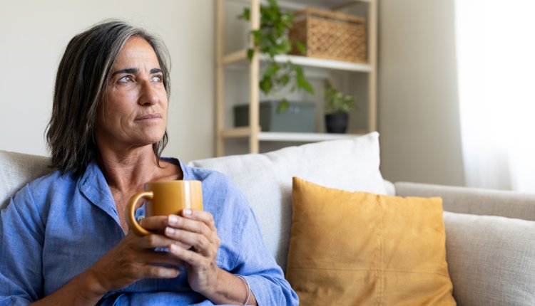 oudere vrouw rust op de bank