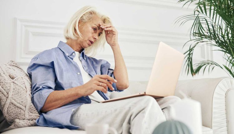 Vrouw in de stress achter laptop