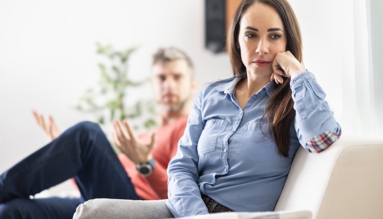 Vrouw en man hebben ruzie op de bank