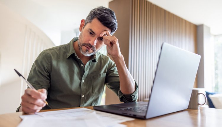 Oudere man achter laptop