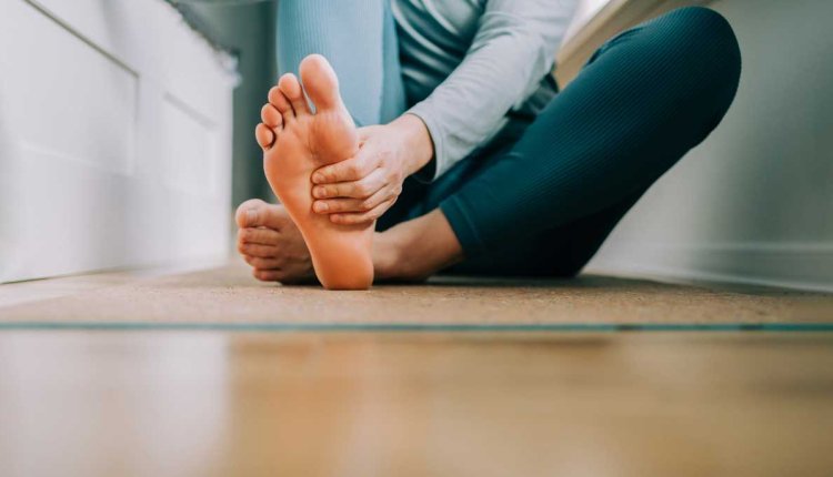 Vrouw heeft pijn aan haar voet 