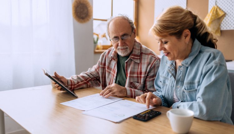Koppel is bezig met de administratie