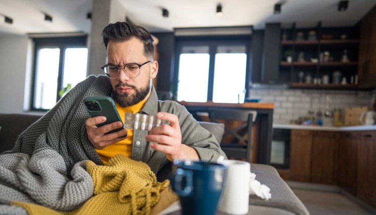 Man zoekt gezondheidsinformatie op telefoon