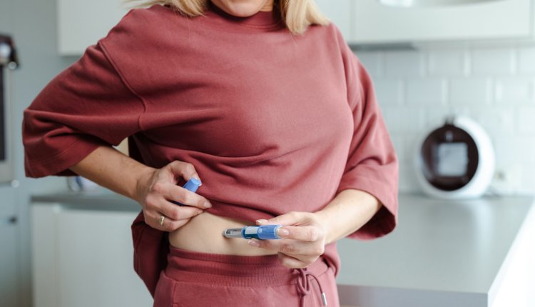 vrouw gebruikt afslankmedicijn