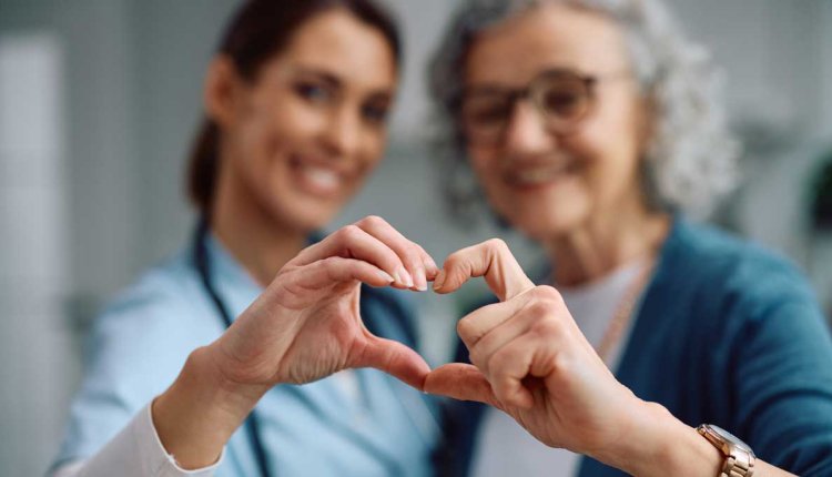 Twee vrouwen maken samen met hun handen een hart