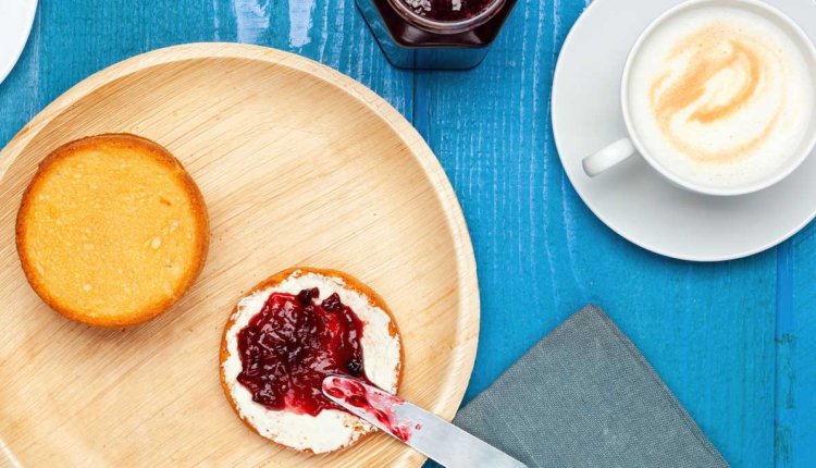 Twee beschuitjes: een met jam en een zonder beleg