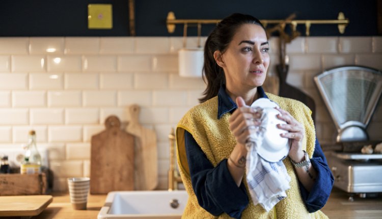 Vrouw is bezig met de afwas