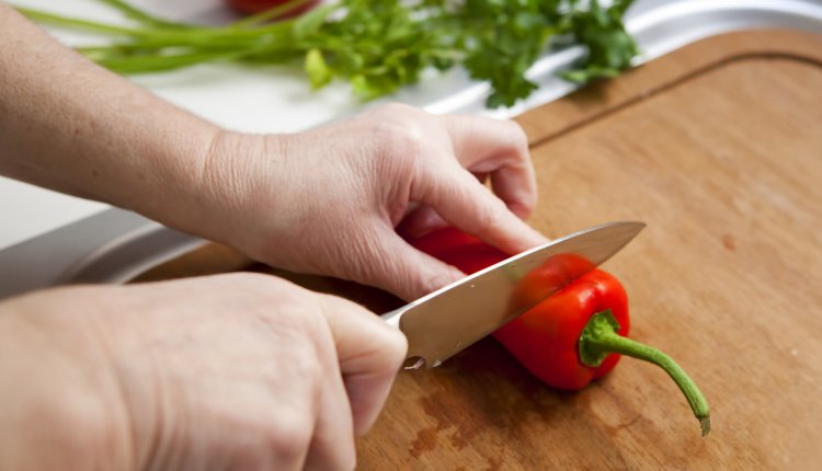 hand snijdt groente