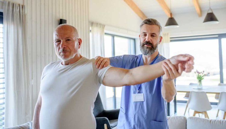Man bij fysio