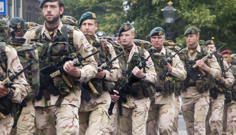 Mannen in leger outfit