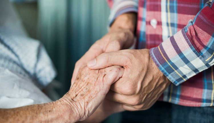 Zoon houdt hand vast van zijn moeder
