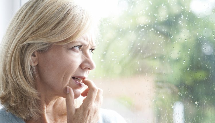 oudere vrouw bijt op nagels