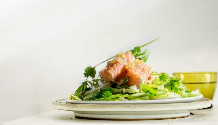 Vietnamese maaltijdsalade met gepocheerde zalm
