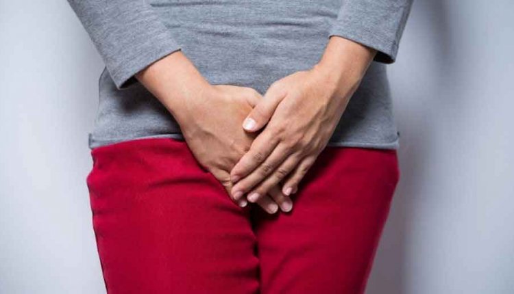 Vrouw houdt handen voor kruis