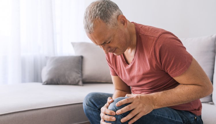 man met pijn in de knie