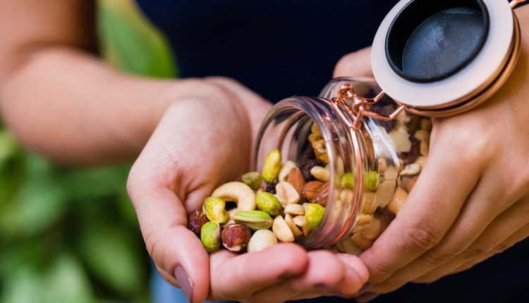 Vrouw neemt handje noten