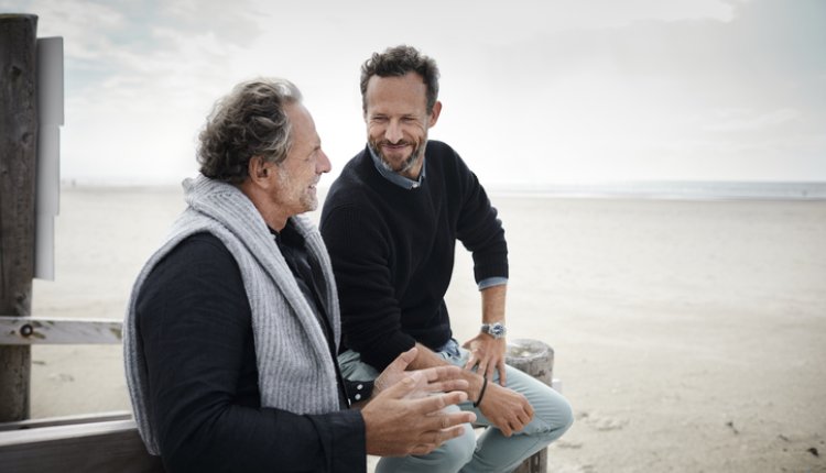 Vader en zoon op strand