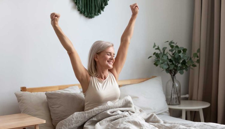 Vrouw ontwaakt fris en vrolijk door apart te slapen van haar partner