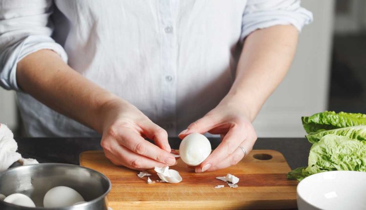 Vrouw pelt hardgekookt ei