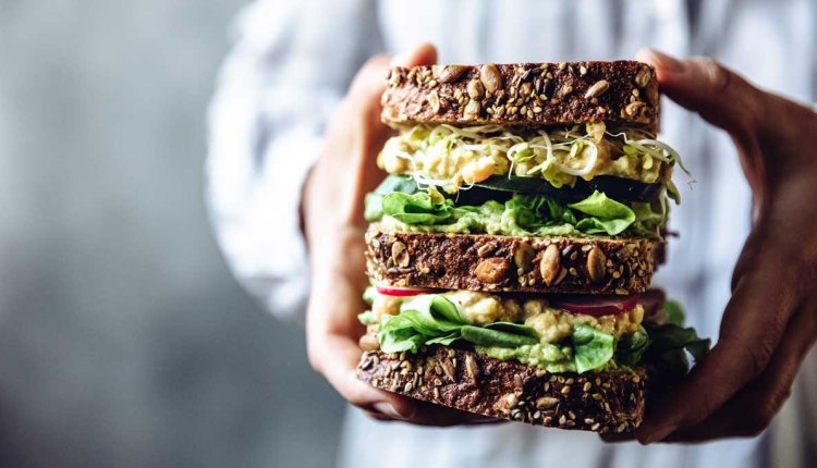 volkorenbrood in handen