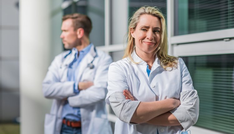 Twee huisartsen in witte jas 