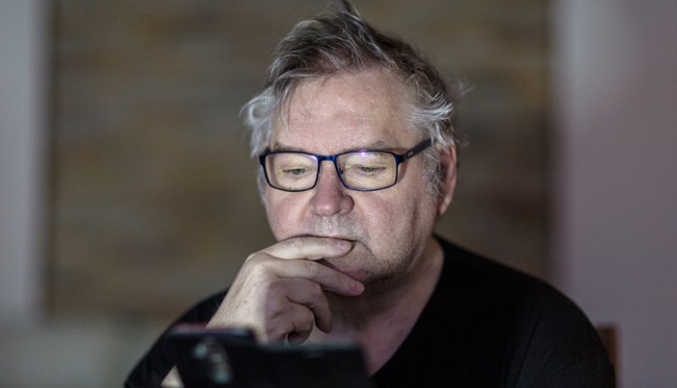 Man met mobiele telefoon