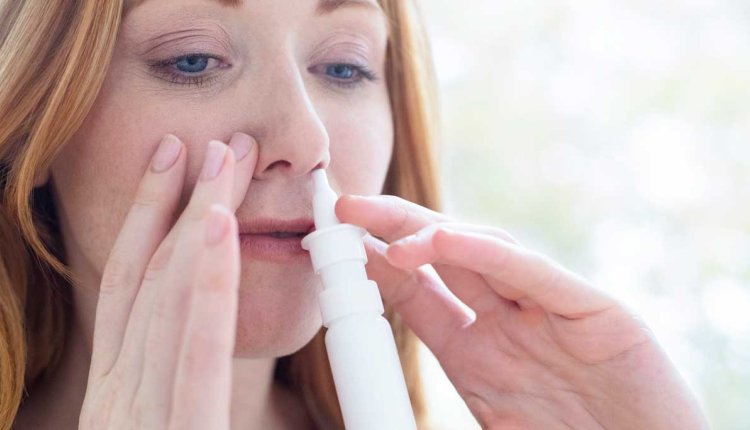 Vrouw gebruikt neusspray