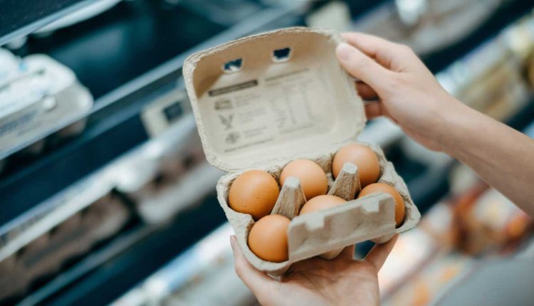 vrouw met doosje eieren in haar handen
