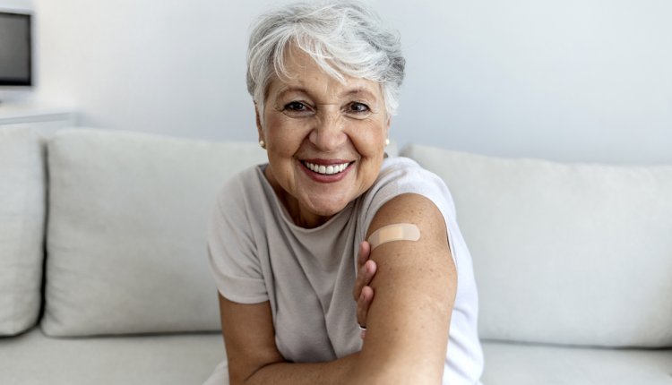 oudere vrouw met vaccin