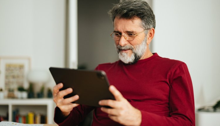 Man bezig met tablet