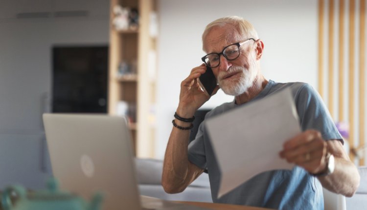 Oudere man met telefoon