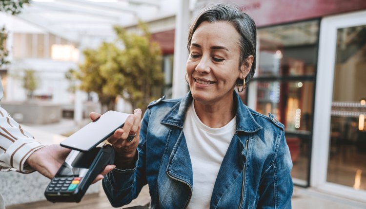 vrouw betaalt met telefoon