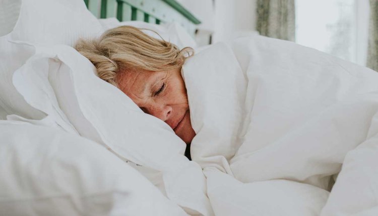 Vrouw ligt lekker te slapen in bed