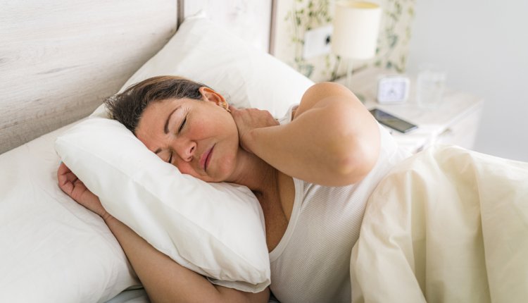 vrouw met pijn wakker