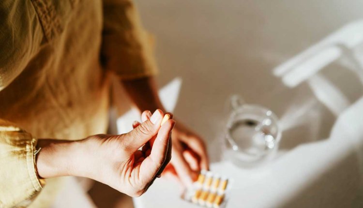 Vrouw neemt vitamine