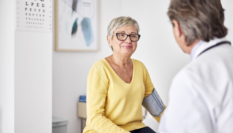 oudere vrouw krijgt zorg van arts