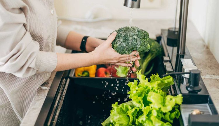 Groente wassen onder de kraan