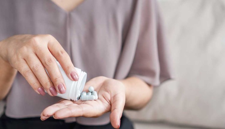 vrouw neemt supplementen